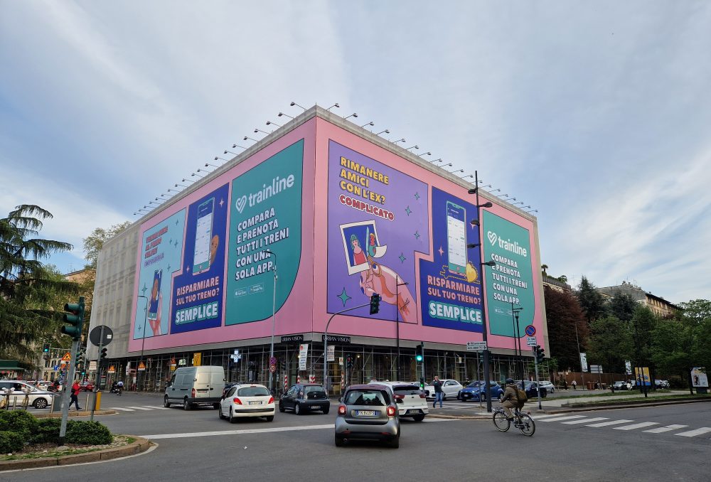 affissione dello spot trainline a Milano
